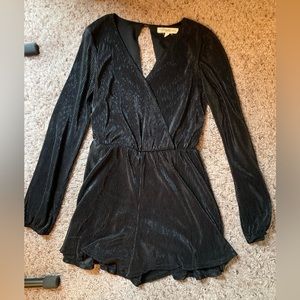 SUPER cute black romper good as new!! Rewind size Small but fits more like XS/S
